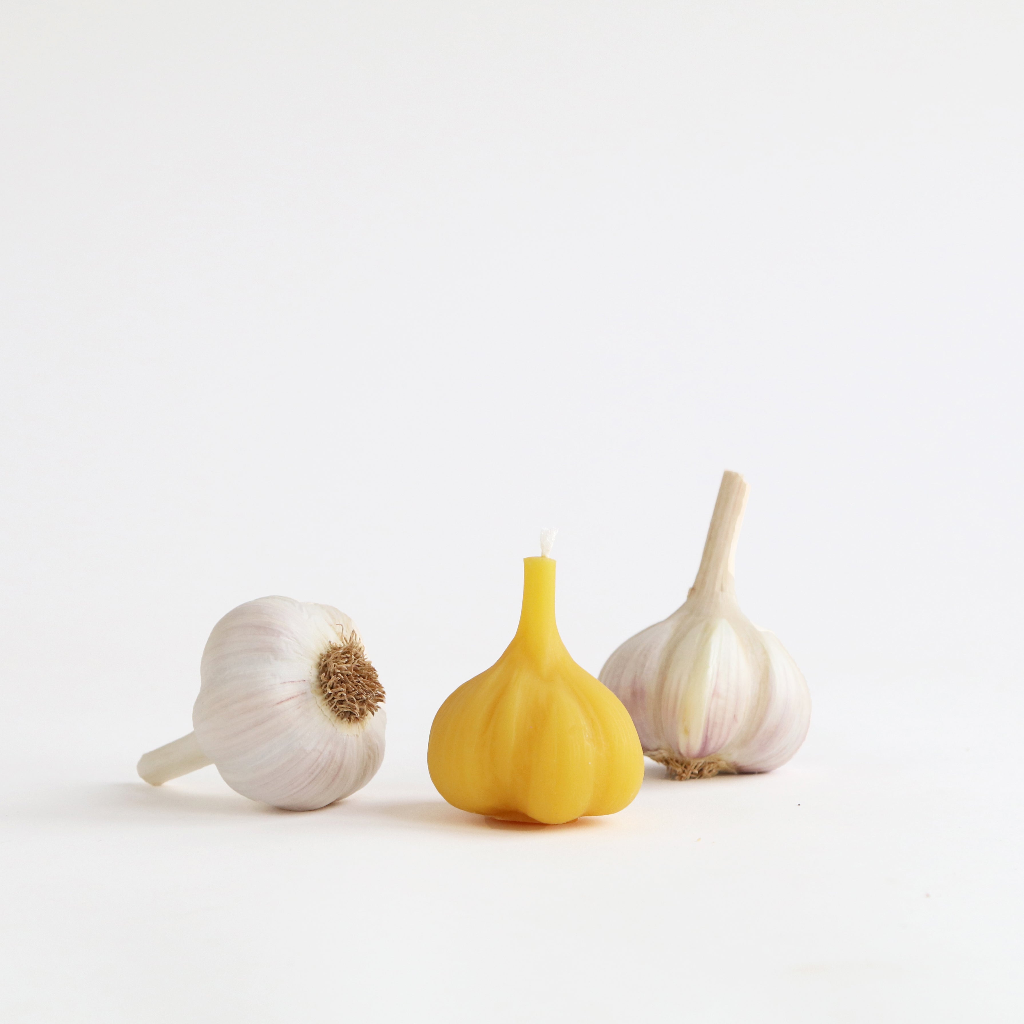 garlic candle and real garlic bulbs