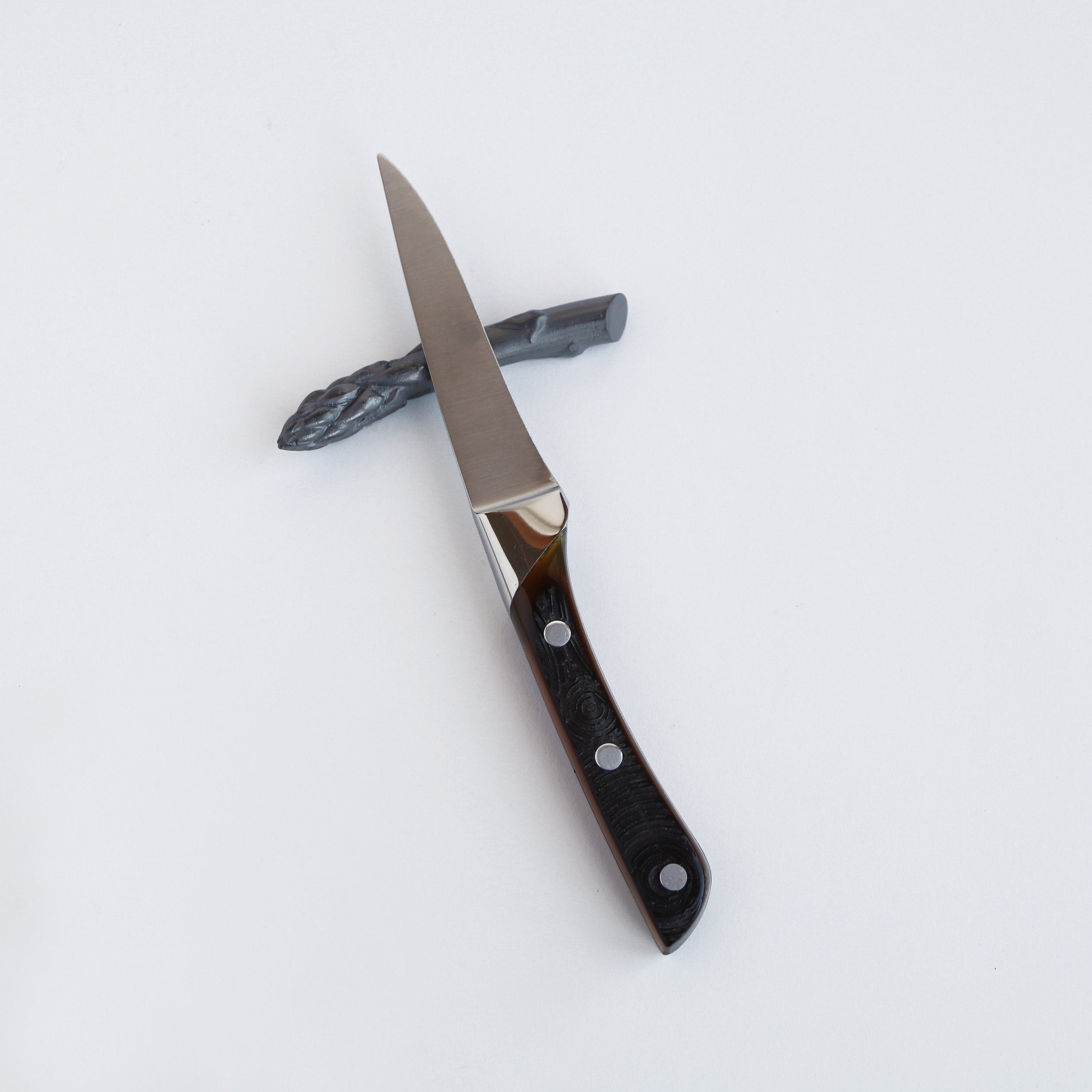 knife on grey asparagus cutlery rest